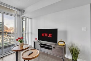 Dihias secara berasingan, dilengkapkan perabot secara berasingan, meja 