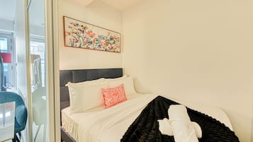 Suite – design, byutsikt | Individuelt dekorert, individuelt innredet og skrivebord