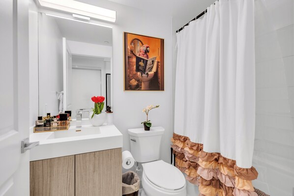 Studio Suite Standar | Kamar mandi | Pengering rambut, handuk, sabun, dan sampo