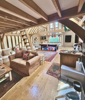 Unclassified image, 2 of 16, button - Luxurious Country Barn in an area Listed for its Outstanding Natural Beauty. (Tadley)