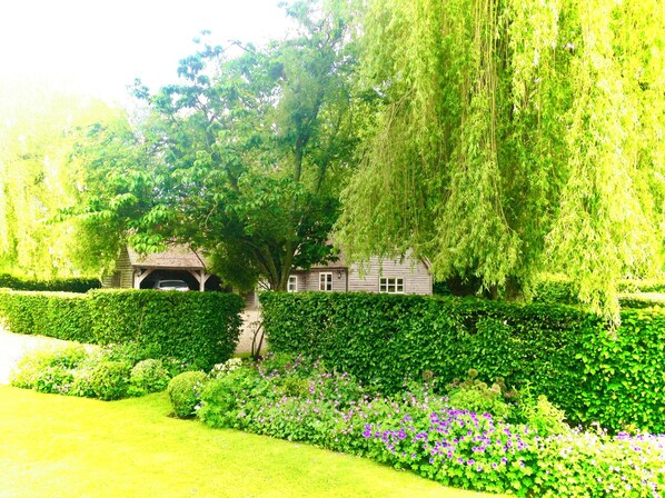 Unclassified image, 1 of 16, button - Luxurious Country Barn in an area Listed for its Outstanding Natural Beauty. (Tadley)