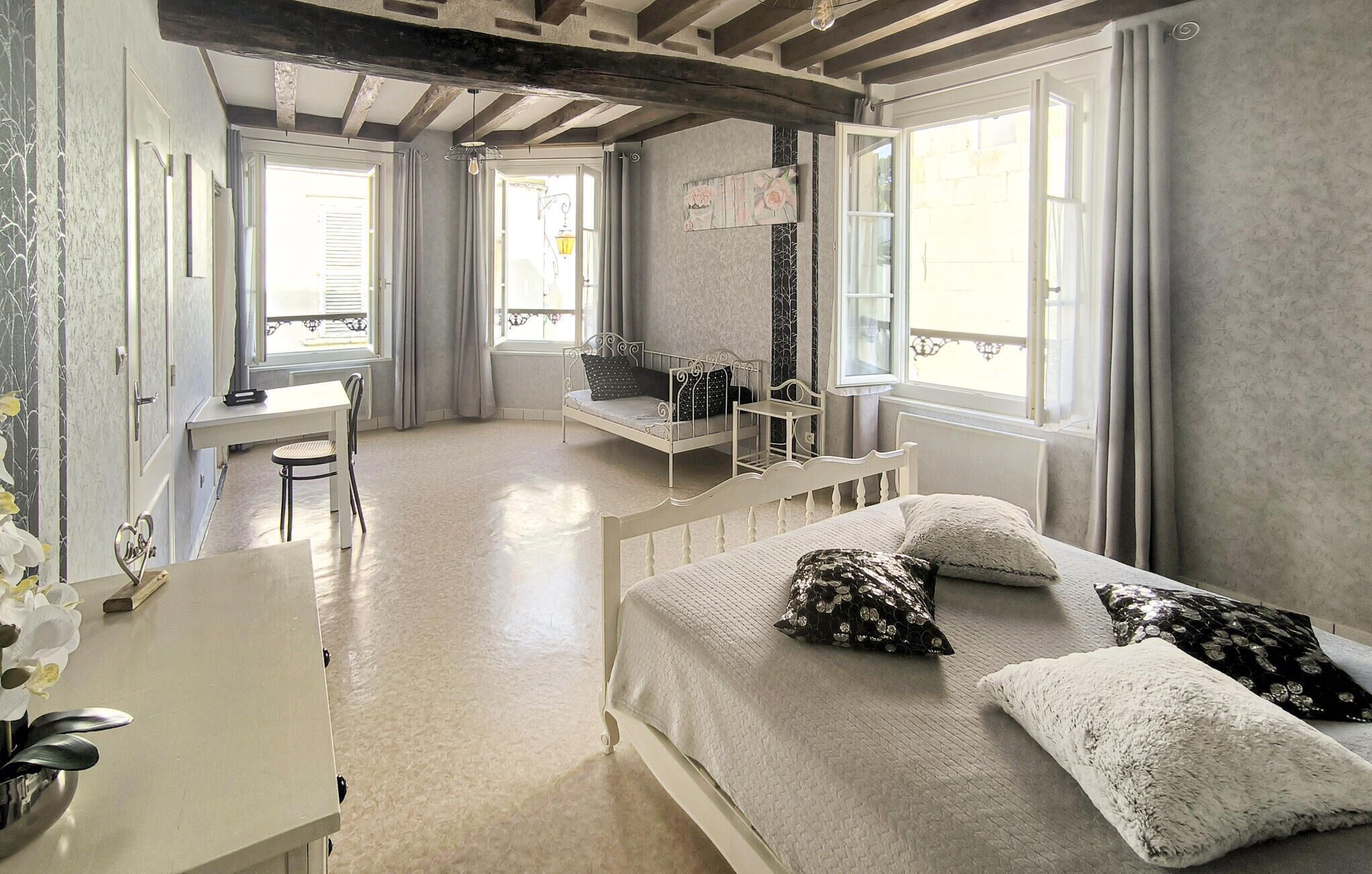 5 bedrooms, travel crib, free WiFi