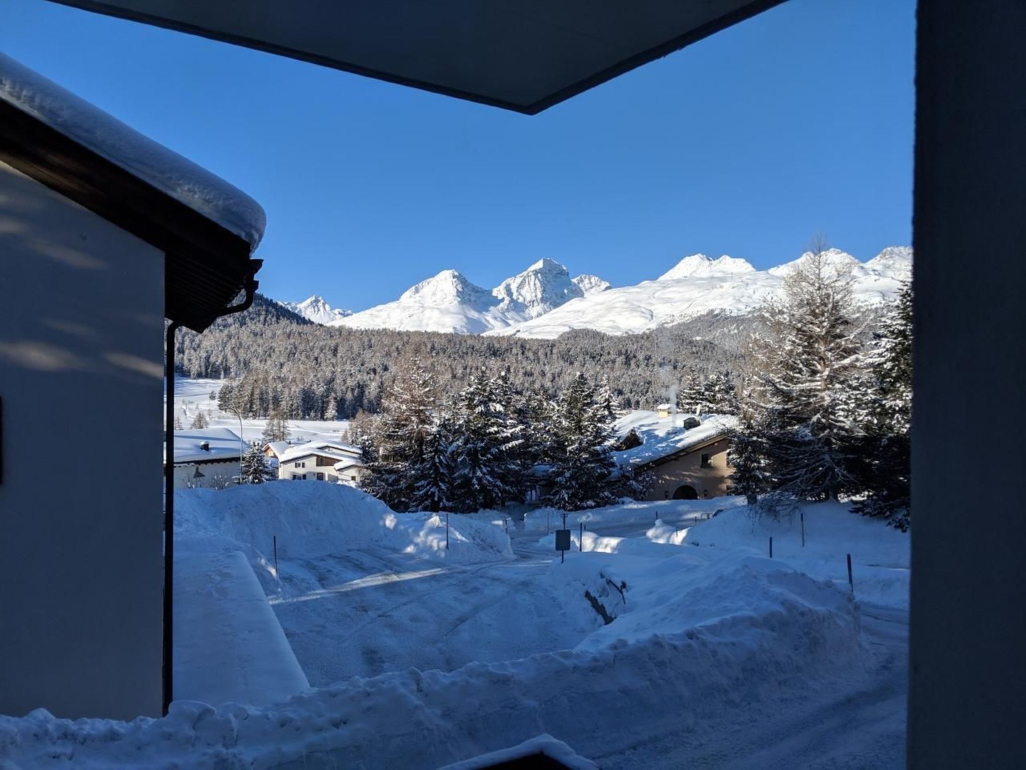 Un paisaje montañoso nevado con cielo despejado.