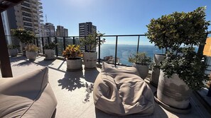 Terrace/patio - Modern studio apartment, penthouse with incredible views and pool, in Corredor da Vitória. (Salvador)