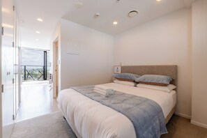 1 bedroom, iron/ironing board, free WiFi, bed sheets - Cosy Sun-Kissed CBD High-Rise Retreat (Auckland Central)