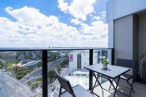 Outdoor dining - Cosy Sun-Kissed CBD High-Rise Retreat (Auckland Central)
