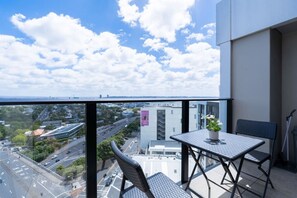 Outdoor dining - Urban Sunlit Nest in the Heart of CBD (Auckland Central)