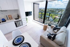 Smart TV - Cosy Sun-Kissed CBD High-Rise Retreat (Auckland Central)