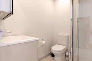 Shower, hair dryer - Urban Sunlit Nest in the Heart of CBD (Auckland Central)
