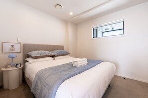 Iron/ironing board, free WiFi, bed sheets - Urban Sunlit Nest in the Heart of CBD (Auckland Central)