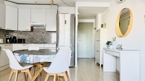 Kaffetrakter/tekoker, kjøleskap, mikrobølgeovn og kokeplater
