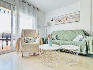 TV - Comfortable duplex, sea view, AC - guests (Roses)