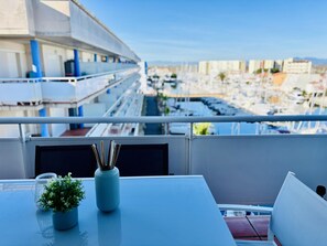 Outdoor dining - Comfortable duplex, sea view, AC - guests (Roses)