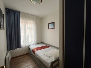 2 bedrooms, free WiFi - Bright 2-Bedroom Apartment near Spas - Shared Pool, WIFI (La Roche-Posay)