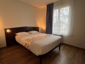 2 bedrooms, free WiFi - Bright 2-Bedroom Apartment near Spas - Shared Pool, WIFI (La Roche-Posay)