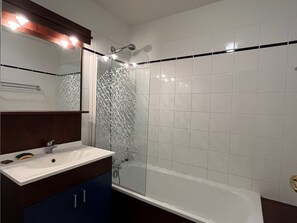 Bathroom - Bright 2-Bedroom Apartment near Spas - Shared Pool, WIFI (La Roche-Posay)