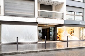 A storefront with a closed shutter and a sign reading "Yves Delorme 98-96". - Appartement Dominique - Welkeys (Paris)