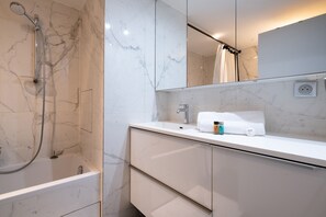 Shower, hair dryer, towels - Appartement Dominique - Welkeys (Paris)