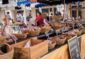 Un puesto de mercado con varias cestas de alimentos.