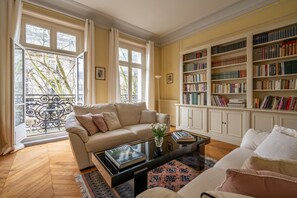 TV, fireplace, stereo - Appartement La Bourdonnais - Welkeys (Paris)