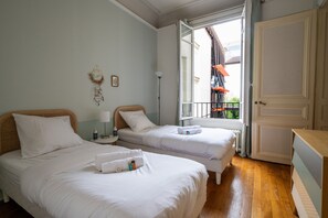 3 chambres, fer et planche à repasser, Wi-Fi, draps fournis