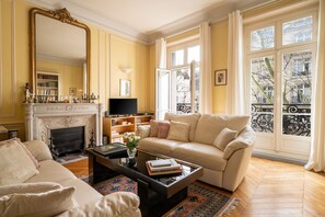 TV, fireplace, stereo - Appartement La Bourdonnais - Welkeys (Paris)