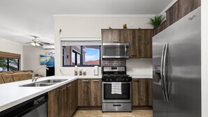 A modern kitchen with a dishwasher, stove, microwave, and refrigerator. - Tebenki Retreat - Entire House (Boegoeroei)