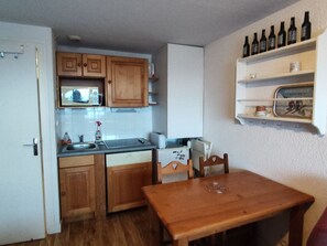 Fridge, microwave, stovetop, dishwasher - Relaxing nature studio, Super-Besse, 3 pers. (Besse-et-Saint-Anastaise-Super Besse)