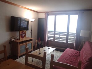 TV - Apartment for 6 in Super Besse with parking and pool (Besse-et-Saint-Anastaise-Super Besse)