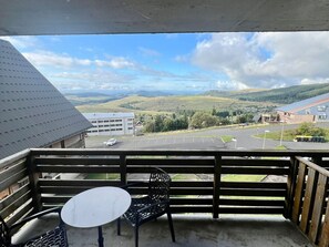 Outdoor dining - Apartment for 6 in Super Besse with parking and pool (Besse-et-Saint-Anastaise-Super Besse)