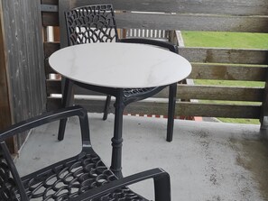 Outdoor dining - Apartment for 6 in Super Besse with parking and pool (Besse-et-Saint-Anastaise-Super Besse)