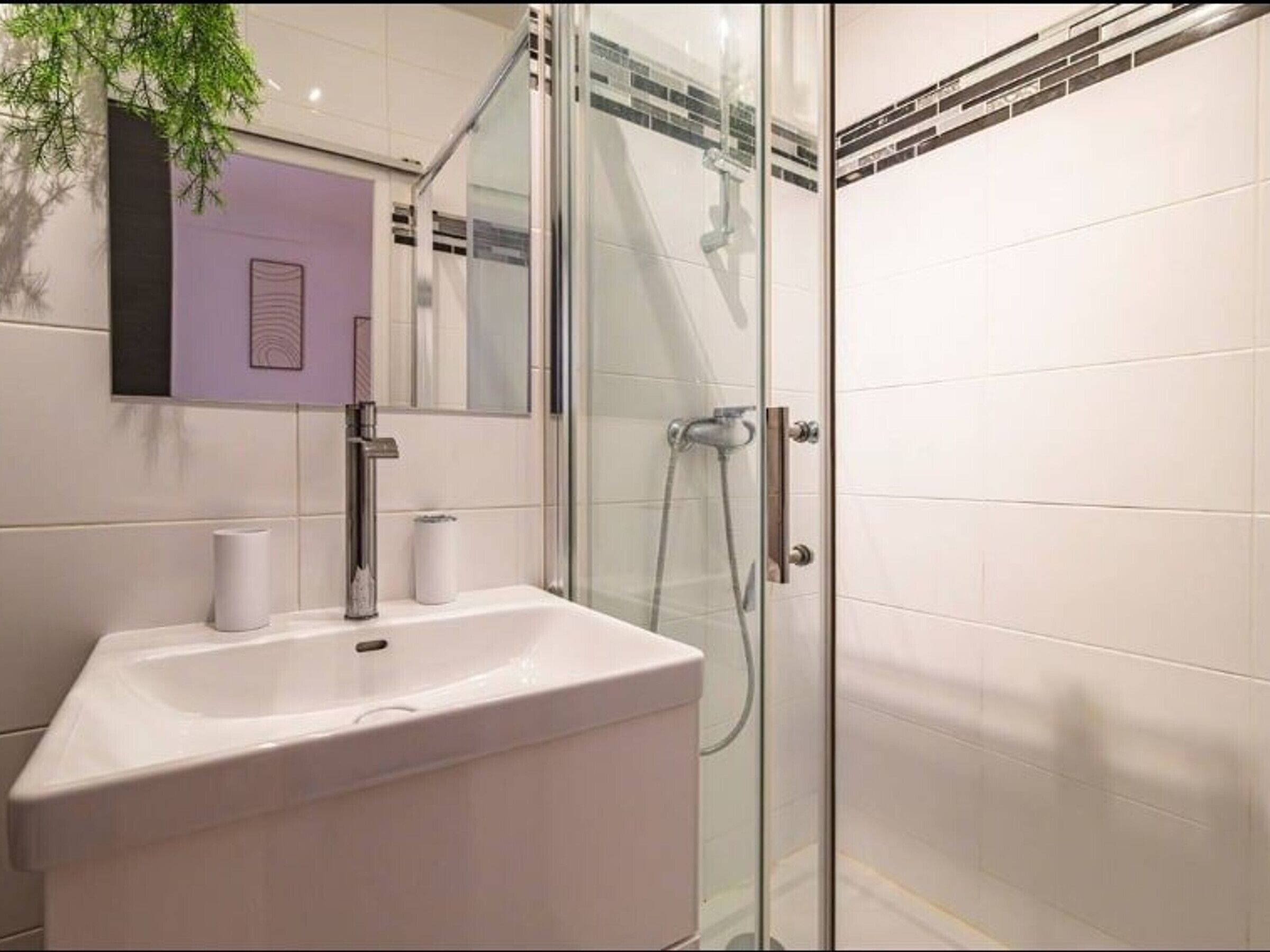 Secador de cabelo, toalhas de banho