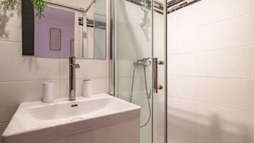 Secador de cabelo, toalhas de banho