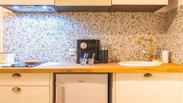 Geladeira, micro-ondas, cafeteira/chaleira, torradeira