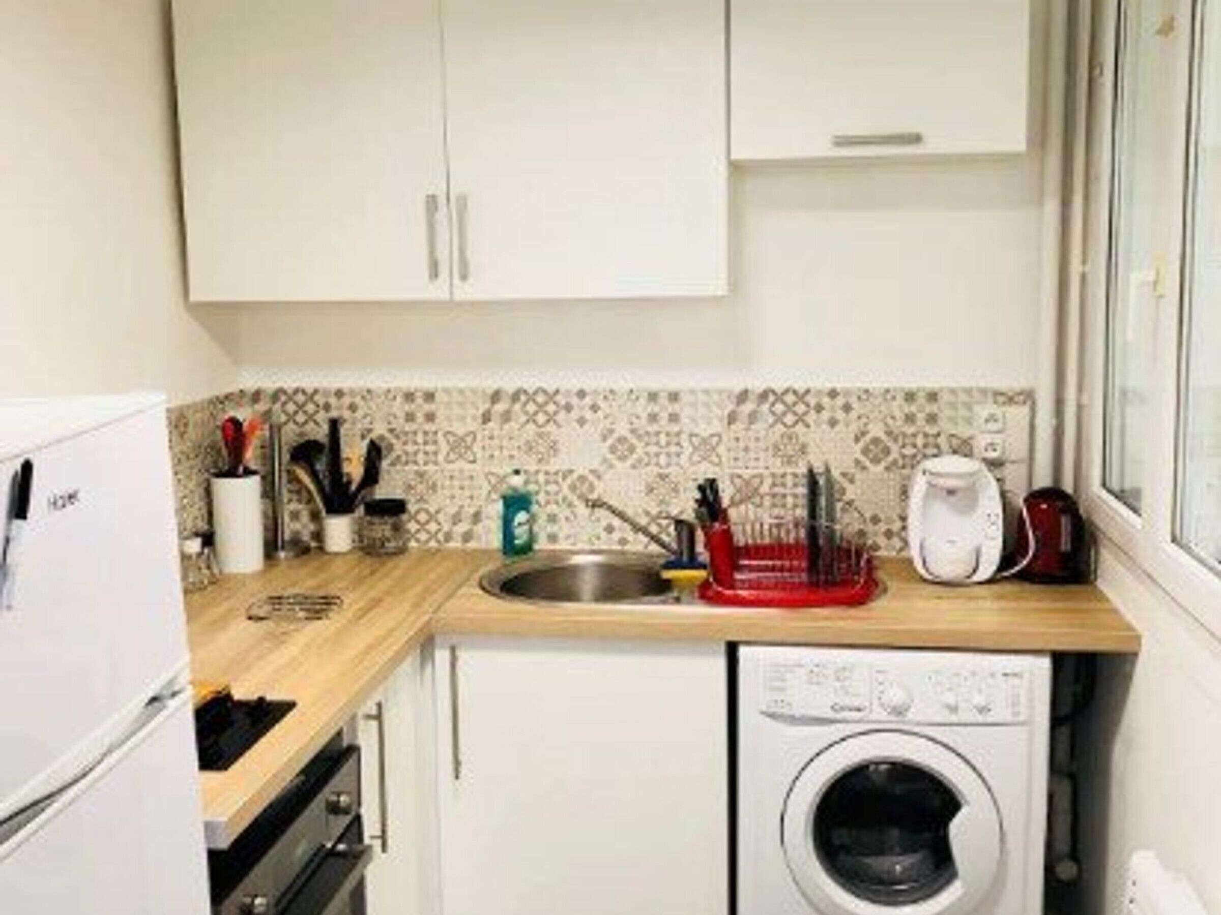 Fridge, microwave, oven, coffee/tea maker