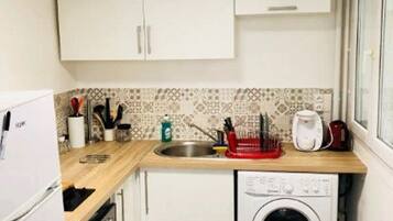 Fridge, microwave, oven, coffee/tea maker