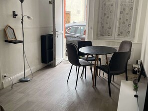 Unclassified image, 3 of 25, button - Comfort in Reims: Internet Access, Cozy (Reims)