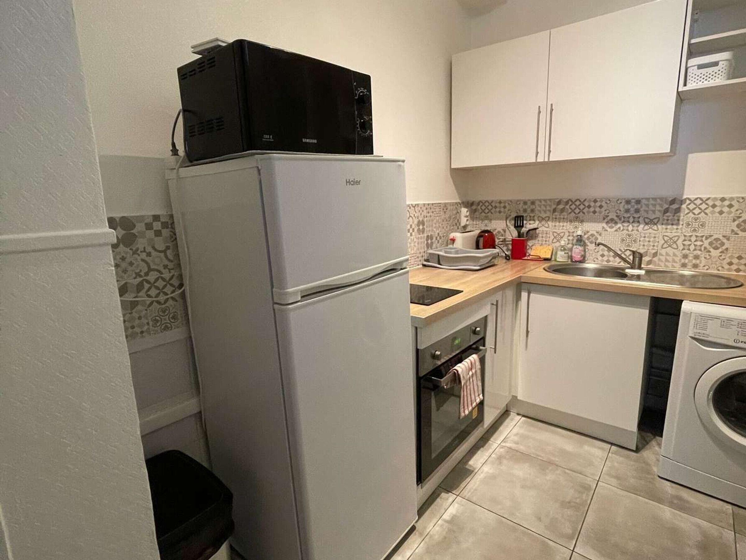 Een koelkast, een magnetron, een oven, een koffiezetapparaat/waterkoker