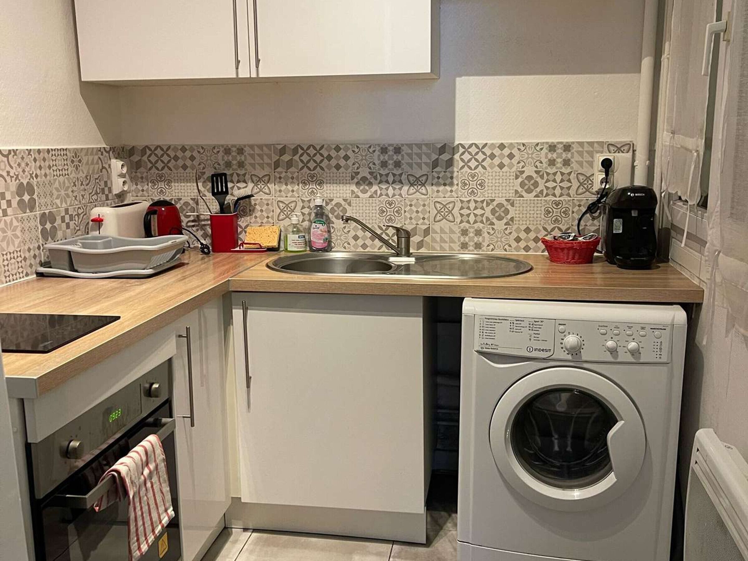 Frigorífico, microondas, horno y cafetera o tetera