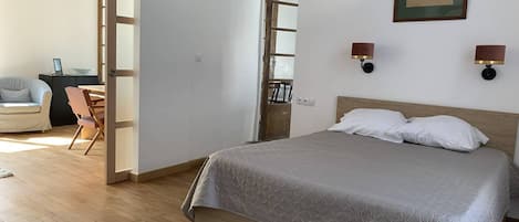 2 室のベッドルーム、WiFi (無料)、ベッドシーツ