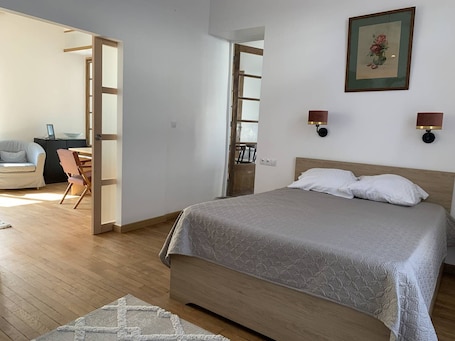 2 bedrooms, free WiFi, bed sheets. Cozy Stay in Reims with Parking and Private Terrace