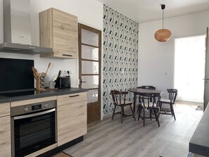 Oven, dishwasher, coffee/tea maker, toaster