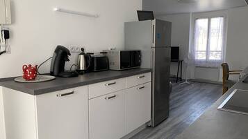 Fridge, oven, dishwasher, coffee/tea maker