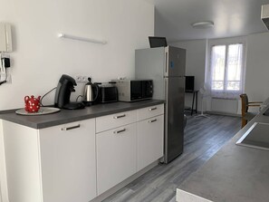 Fridge, oven, dishwasher, coffee/tea maker - Bright duplex in Reims - 2 bedrooms, modern and comfortable (Reims)