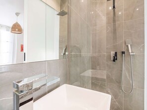 Hair dryer, towels - Spacious Renovated House Near St-Rémi Basilica, 11 Pers, Terrace (Reims)
