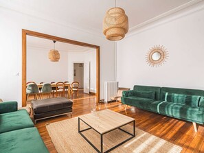TV - Spacious Renovated House Near St-Rémi Basilica, 11 Pers, Terrace (Reims)