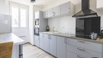 Een koelkast, een microgolfoven, een oven, een vaatwasser
