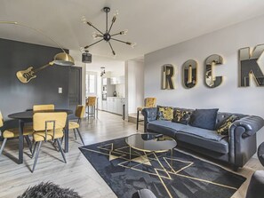 TV - Exquisite Apartment in the Heart of Reims (Reims)
