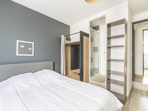 4 bedrooms, free WiFi, bed sheets - Exquisite Apartment in the Heart of Reims (Reims)
