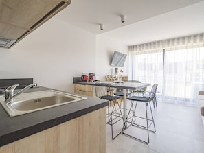 Fridge, microwave, oven, coffee/tea maker - Elegant Modern Apartment in Reims with Air Conditioning (Reims)